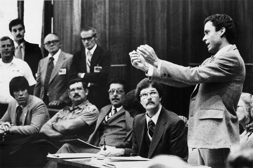 Für seine Taten wurde Bundy zum Tode verurteilt und 1989 hingerichtet. (Archivbild)Uncredited/POOL/AP/dpa