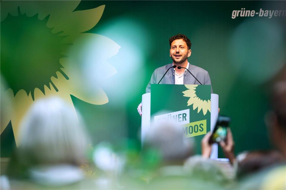 Für seinen Auftritt in Niederbayern kaufte sich Grünen-Chef Banaszak eigenes einen bayerischen Janker.Lukas Barth/dpa