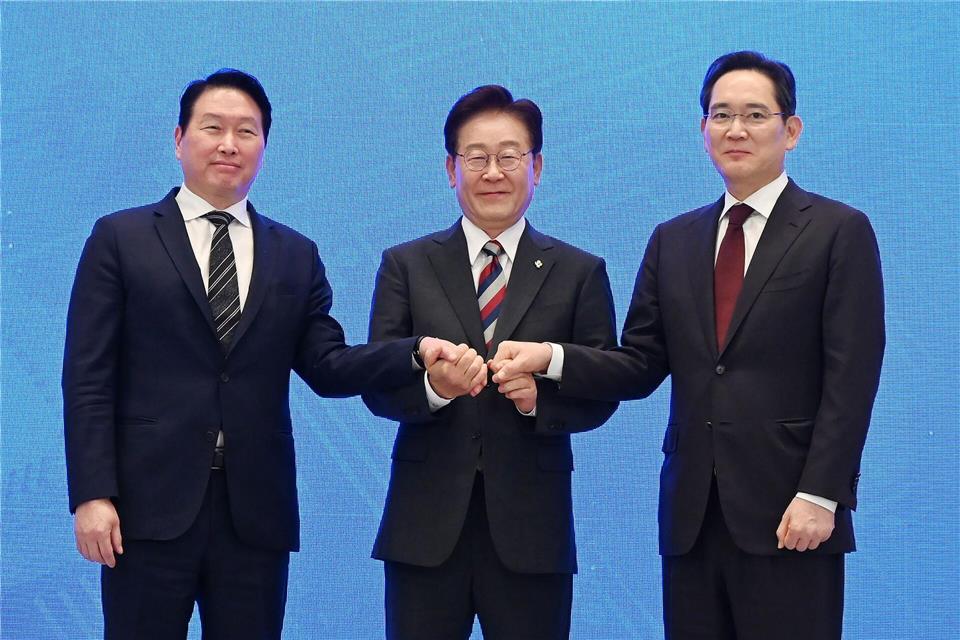 Für seinen Investitionsplan hat Präsident Lee Jae Myung die Vorstände von Samsung Electronics, Lee Jae Yong (r), und SK Hynix, Chey Tae Won, an Bord geholt. Kim Min-Hee/Pool KYODONEWS/AP/dpa