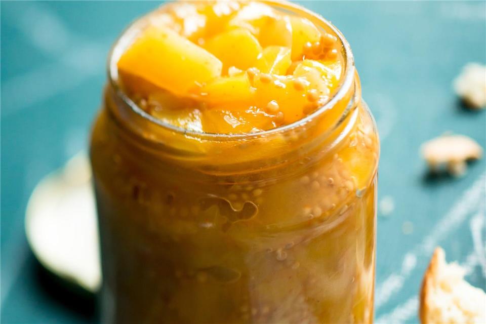 Für spontane Mitbringpartys kann man vorsorgen: Gut, wenn man Selbstgemachtes wie dieses Mangochutney in der Vorratskammer hat.Manuela Rüther/dpa-tmn