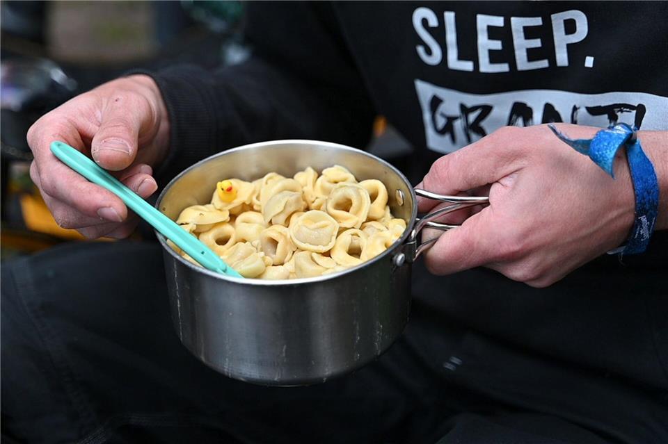 Für typisches Festival-Essen wie Dosensuppen, Fertiggerichte und Cornflakes müssen die Festivalgänger tiefer in die Tasche greifen. (Archivbild)Leonie Asendorpf/dpa