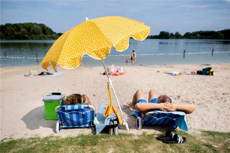 Für ungetrübten Badespaß wird die Wasserqualität an offiziellen Badestellen regelmäßig getestet. (Symbolbild)Hauke-Christian Dittrich/dpa
