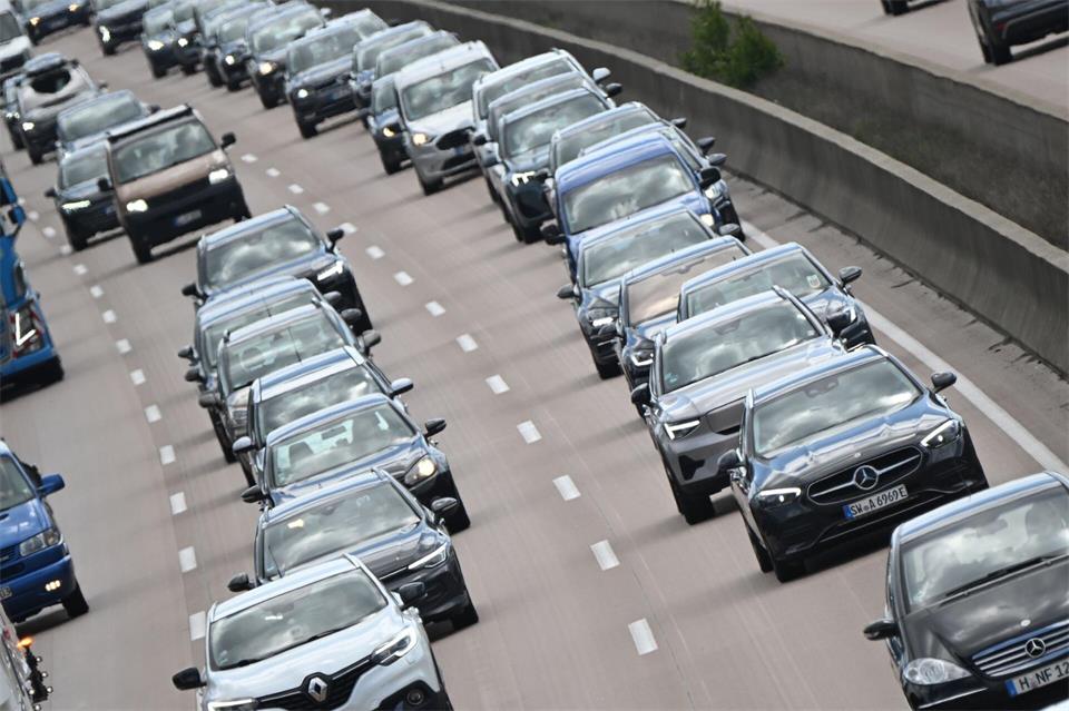 Für viele Autofahrer in Niedersachsen und Bremen ändern sich die Regionalklassen. (Symbolbild)Julian Stratenschulte/dpa