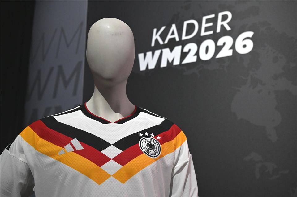 Für viele Fans gehört das Trikot zum Turnier dazu. (Archivbild)Federico Gambarini/dpa