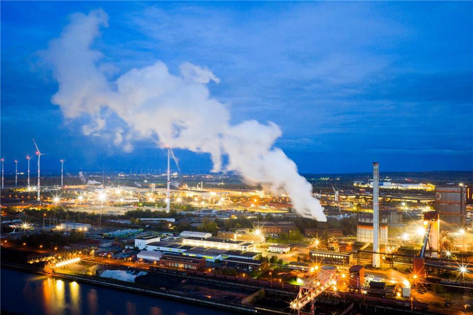 Für viele Industriebetriebe entscheidet der Strompreis über die Wettbewerbsfähigkeit. (Symbolbild)Julian Stratenschulte/dpa