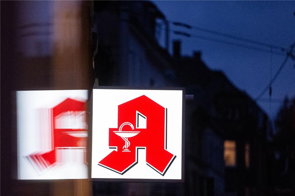 Für viele Menschen im Südwesten wird der Weg zur Apotheke länger. (Archivbild)Marijan Murat/dpa