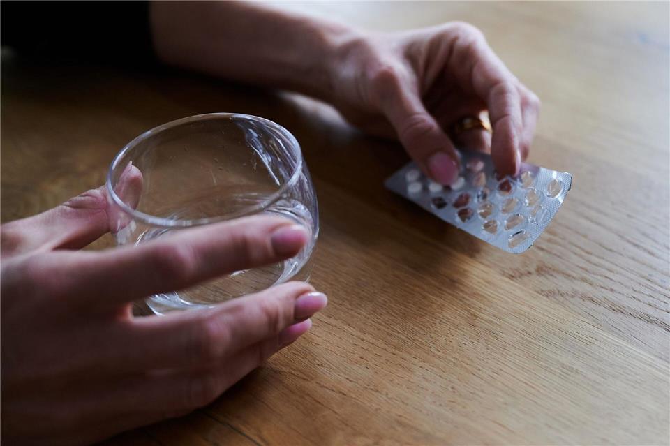 Für viele Menschen mit psychischen Erkrankungen sind Medikamente Teil der Therapie. Bei großer Hitze können sie aus verschiedenen Gründen anders wirken. Doch man kann gegensteuern.picture alliance/dpa