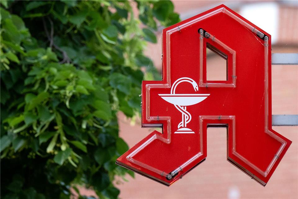 Für viele Menschen wird der Weg zur Apotheke länger. (Archivbild)Sven Hoppe/dpa