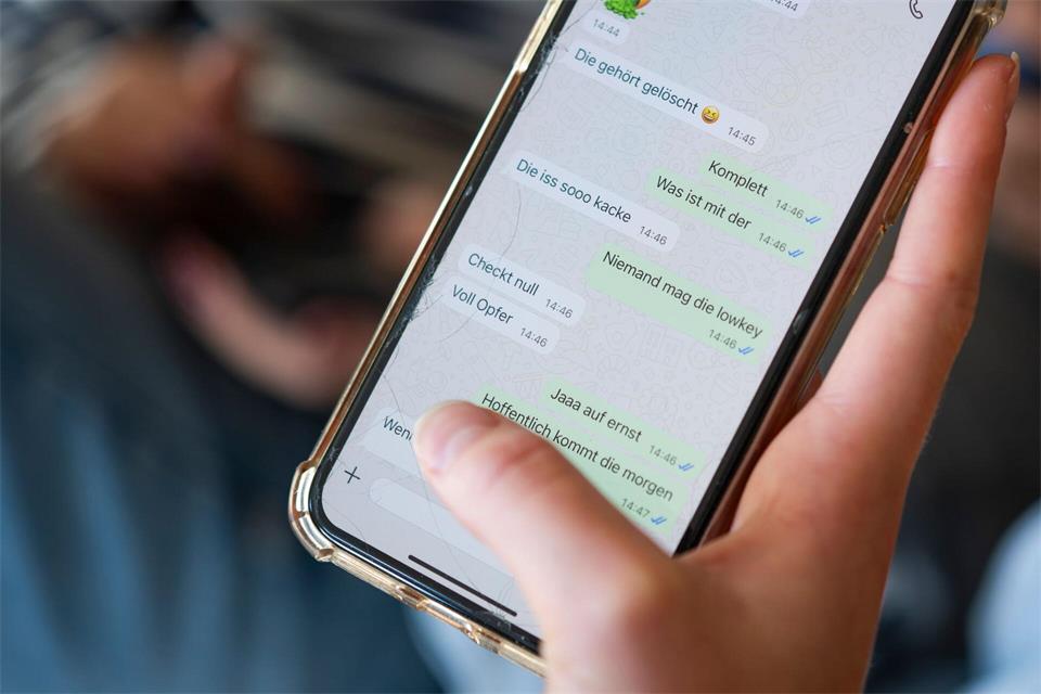 Für viele Opfer hat das Cybermobbing Folgen im wirklichen Leben. (Symbolbild)Marijan Murat/dpa