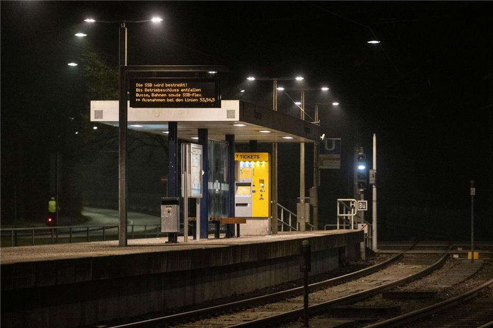 Für viele Pendler in den sieben bestreikten Städten ging am Morgen kaum etwas. Marijan Murat/dpa