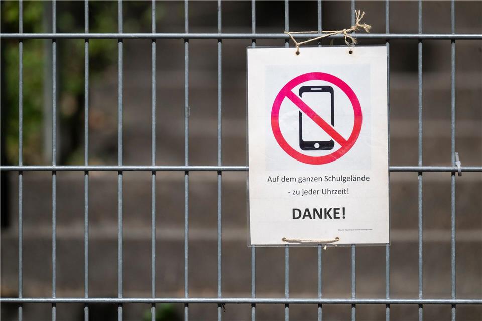 Für viele Schülerinnen und Schüler in der Stadt Bremen gilt künftig ein Handyverbot auf dem Schulgelände. (Symbolbild)Marijan Murat/dpa