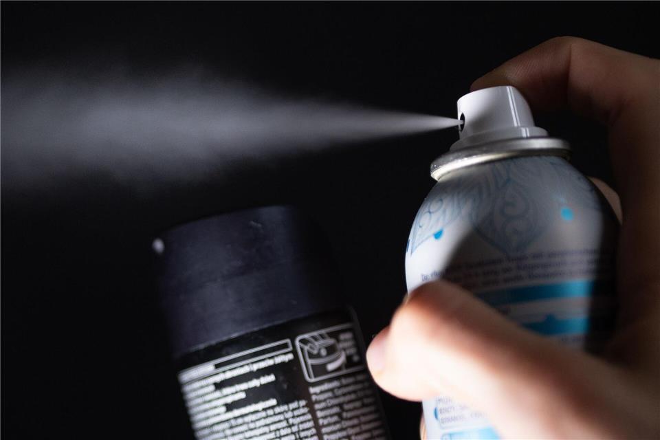Für viele das Schönste, für andere ganz schrecklich, weil penetrant: Sprühnebel aus einer Deo-Dose. (Symbolbild)Monika Skolimowska/dpa