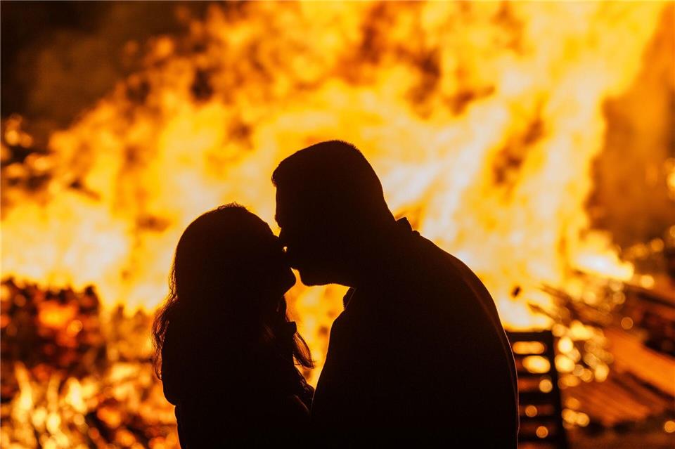 Für viele ist der erste Kuss ein besonderer Moment. (Symbolbild) Andreas Arnold/dpa