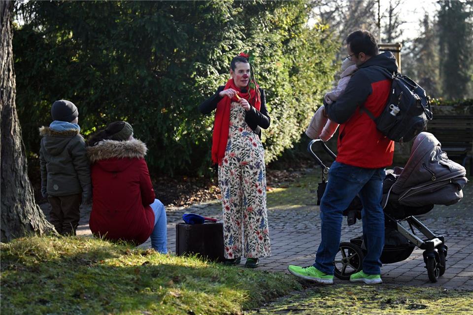 Für viele wirkt es zunächst befremdlich, wenn sie auf dem Erfurter Friedhof erstmals dem Clown über den Weg laufen. Mit ihrer freundlich-offenen Art schafft Lehmann-Buss als Finovo für einige aber bleibende Begegnungen.Martin Schutt/dpa