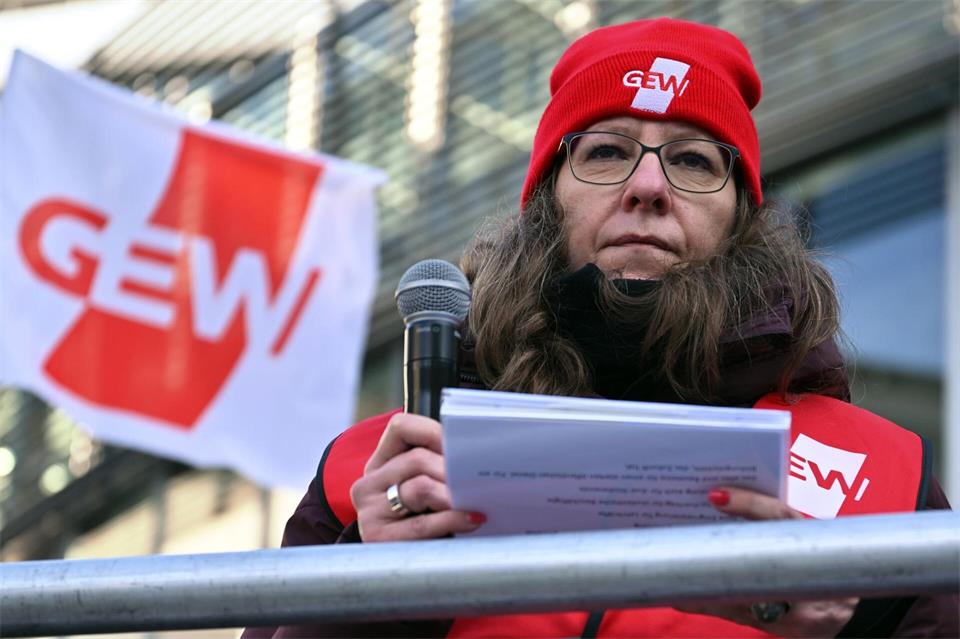 Für vier weitere Jahre gewählt: GEW-Landeschefin Kathrin Vitzthum (Archivbild)Martin Schutt/dpa