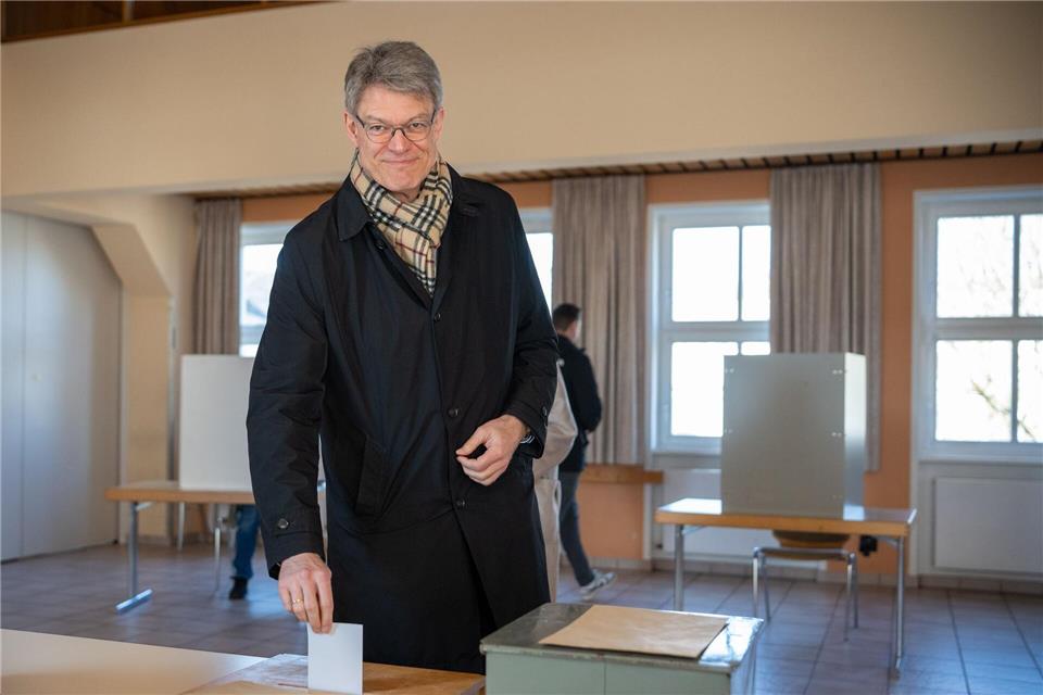 Für wen hat Bundesverkehrsminister Patrick Schnieder, Bruder des CDU-Herausforderers, wohl gestimmt?Harald Tittel/dpa