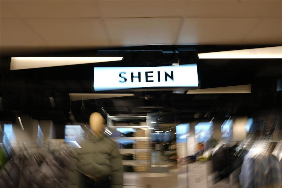 Für wenige Euro kann man bei Shein Kleidung shoppen. Die Umweltorganisation Greenpeace sieht jedoch Gefahren. Aurelien Morissard/AP/dpa