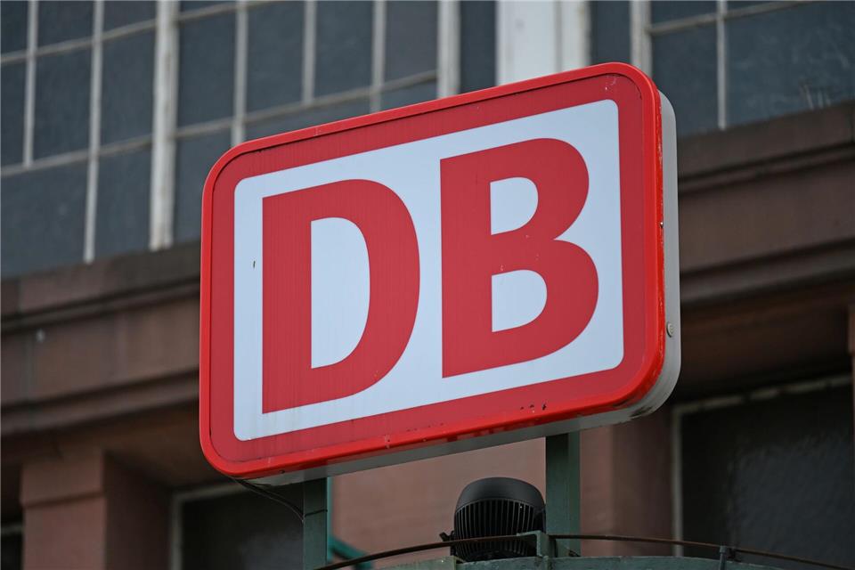 Für zwei Wochen wird die Strecke Emmerich-Oberhausen gesperrt. (Symbolbild)Michael Brandt/dpa