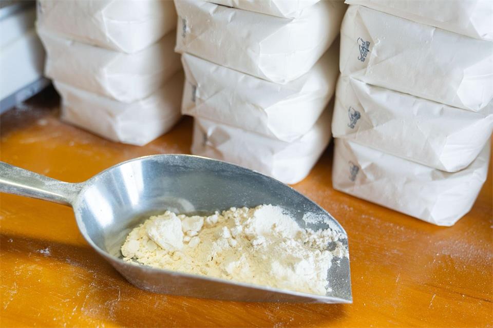 Fürs Brotbacken wird vor allem Weizenmehl verwendet. (Symbolbild)Nicolas Armer/dpa