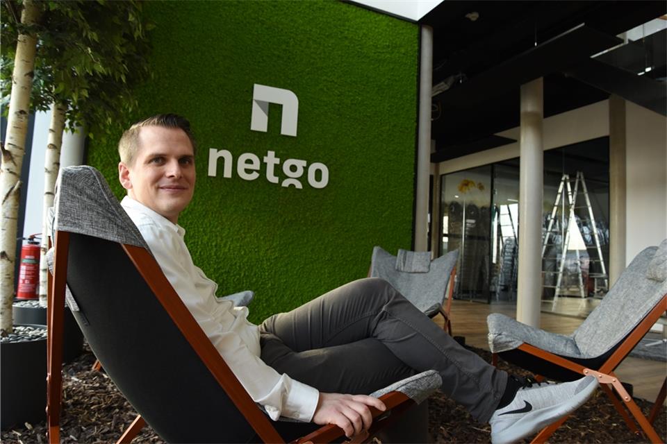 Fürs Foto macht es sich Geschäftsführer Benedikt Kisner im Besucher-Wartebereich bequem.