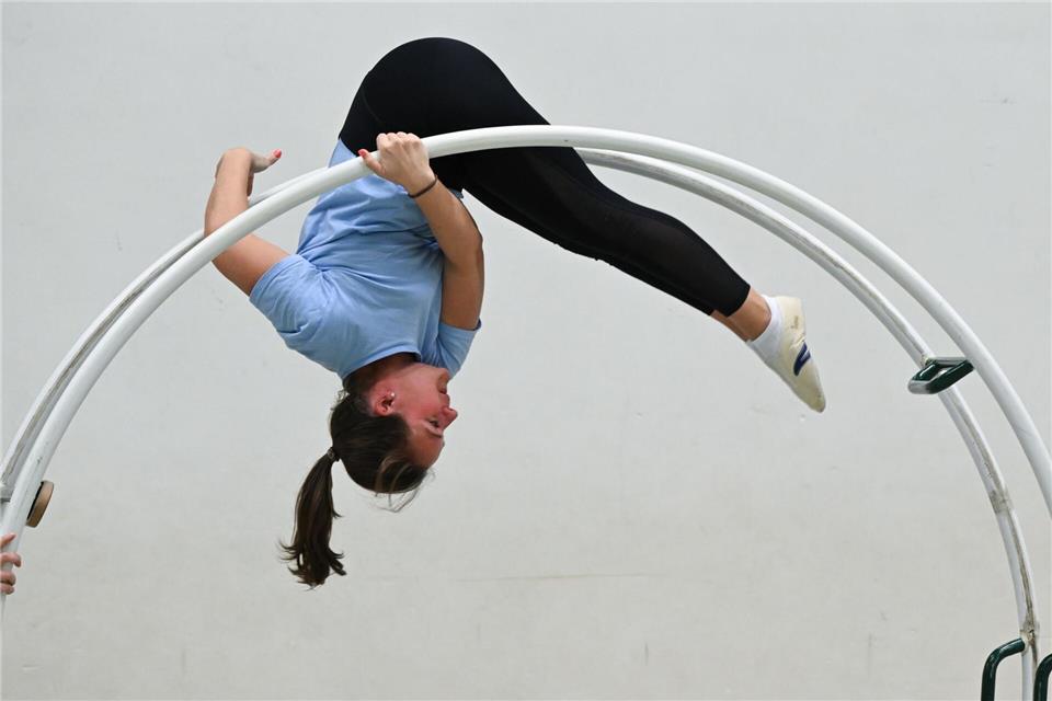 Fürs Rhönradturnen brauchen die Athletinnen auch Kraft. Arne Dedert/dpa