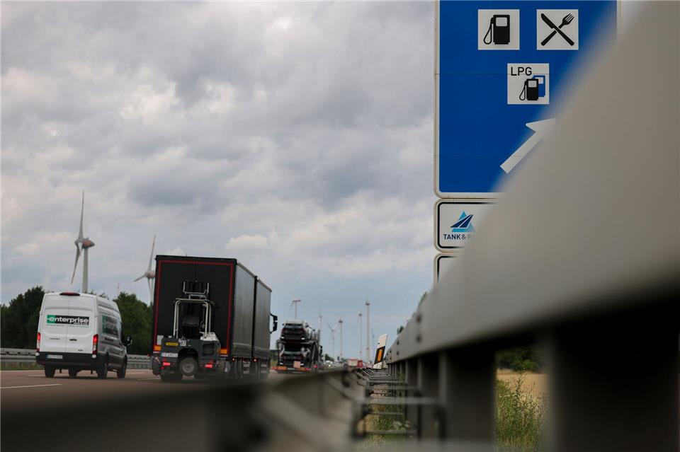 Fürs Tanken von der Autobahn abzufahren, lohnt sich.Jan Woitas/dpa