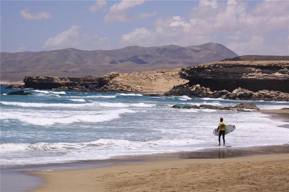 Fuerteventura: Die Traumstrände locken nicht nur Surfer an.Manuel Meyer/dpa-tmn