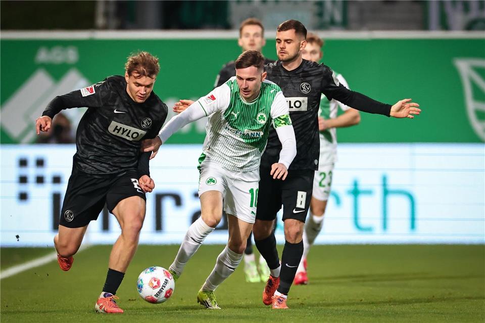 Fürth-Kapitän Branimir Hrgota (M) kehrte nach einem Infekt zurück ins Team.Daniel Karmann/dpa
