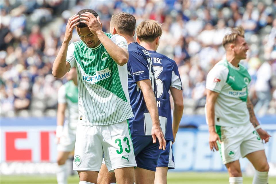 Fürth-Profi Maximilian Dietz hadert im Spiel gegen Hertha. (Archivbild)Andreas Gora/dpa