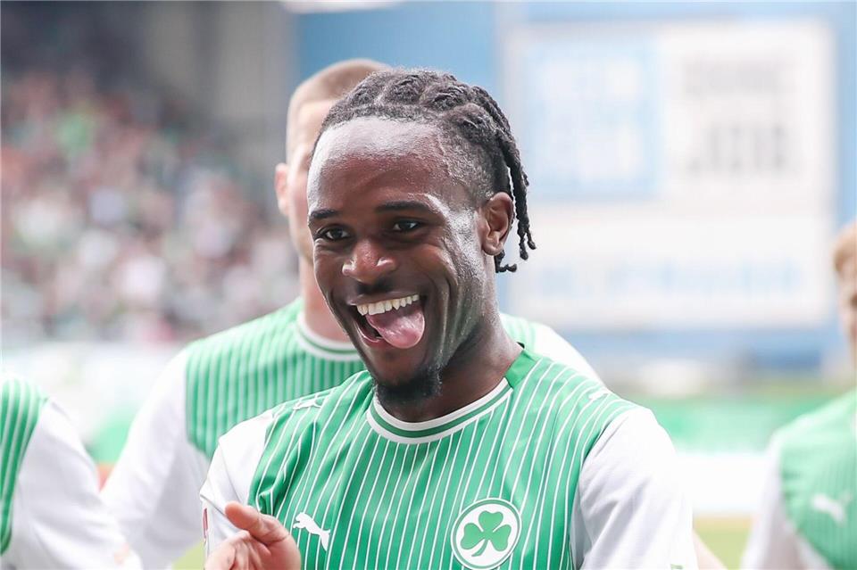 Fürth-Stürmer Noel Futkeu jubelt nach einer Gala-Vorstellung gegen Darmstadt.Daniel Löb/dpa