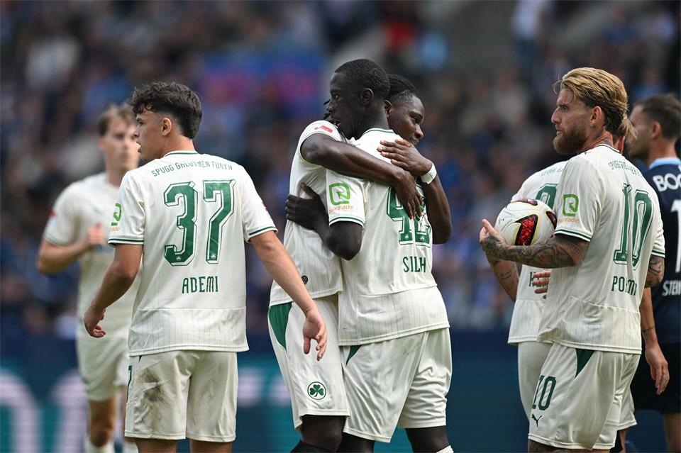 Fürth freut sich über den Ausgleichstreffer in Bochum.Fabian Strauch/dpa