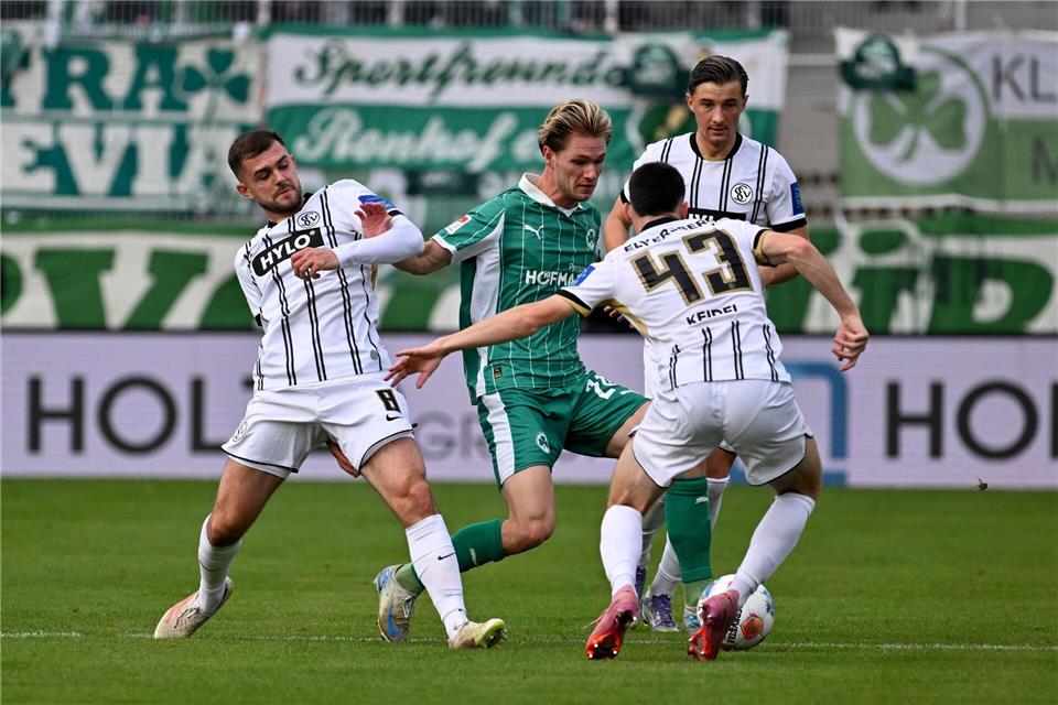 Elversberg und Ebnoutalib wirbeln weiter Fürth und Marco John (M.) von Elversbergern umzingelt. Harald Tittel/dpa