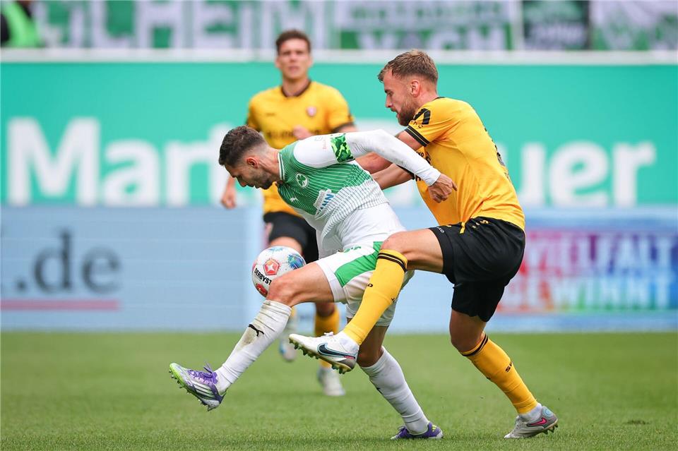 Fürths Branimir Hrgota (links) im Zweikampf mit Lars Bünning von Dynamo Dresden.Daniel Karmann/dpa