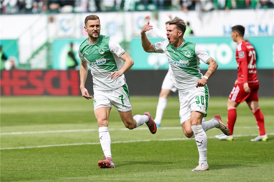 Fürths Felix Klaus (r) bejubelt sein Tor zum 1:0.Daniel Löb/dpa