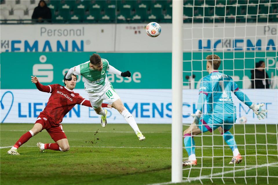 Fürths Kapitän Branimir Hrgota (M) köpft das frühe 1:0. Heiko Becker/dpa
