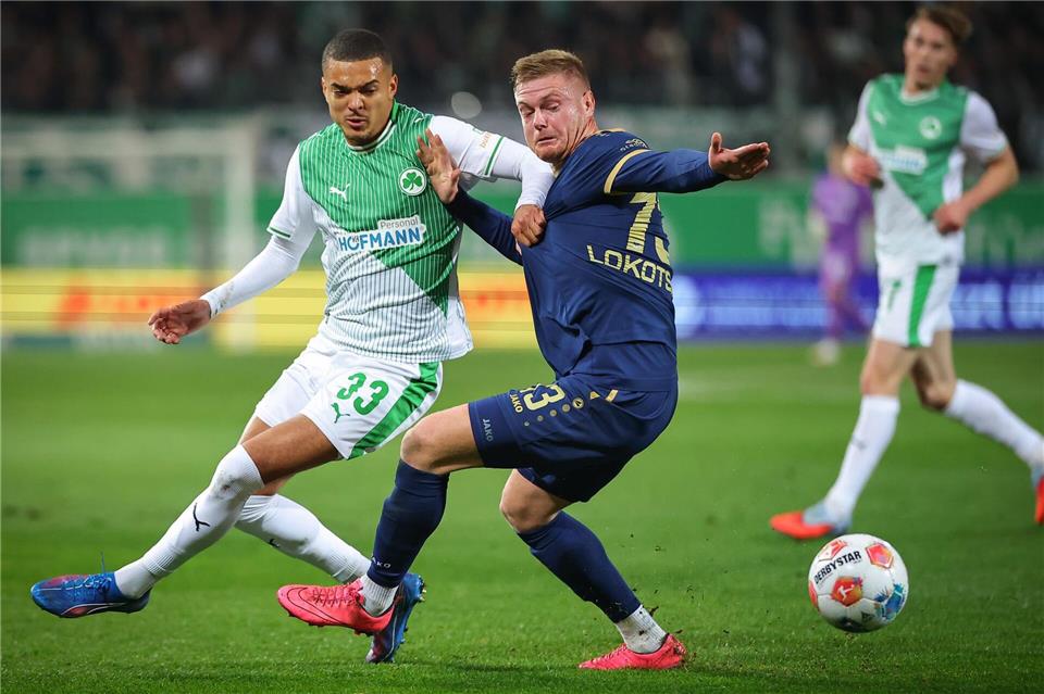 Fürths Maximilian Dietz (l) und Münsters Lars Lokotsch kämpfen um den Ball.Daniel Karmann/dpa
