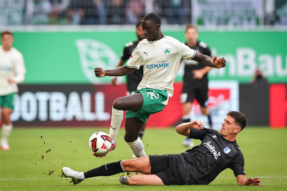 Fürths Omar Sillah (links) und Tobias Müller aus Magdeburg kämpfen um den Ball. Daniel Karmann/dpa