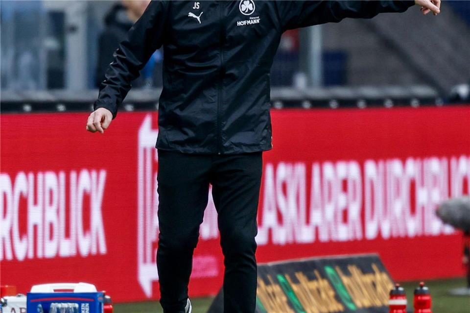 Fürths Trainer Jan Siewert beim erfolglosen Coaching in Hamburg.Axel Heimken/dpa