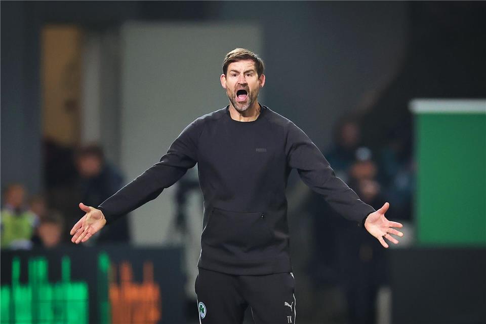 Fürths Trainer Thomas Kleine in Aktion am Spielfeldrand.Daniel Karmann/dpa