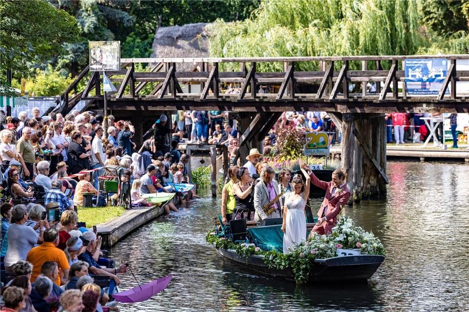 Füße im Wasser und auf dem Kahn wird getanzt: So wird in Lübbenau entspannt die Kahnparade gefeiert.Frank Hammerschmidt/dpa
