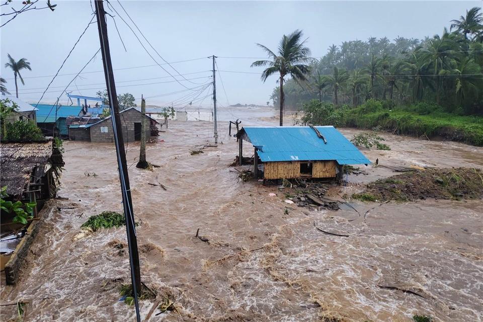 „Fung-Wong“ löste teilweise schwere Überflutungen aus.---/Catanduanes LGU/XinHua/dpa