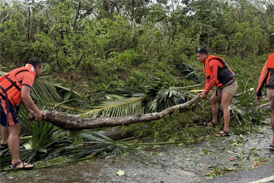 „Fung-Wong“ sorgte bereits vor seiner Ankunft für umgestürzte Bäume und Tote.Uncredited/PHILIPPINE COAST GUARD/AP/dpa
