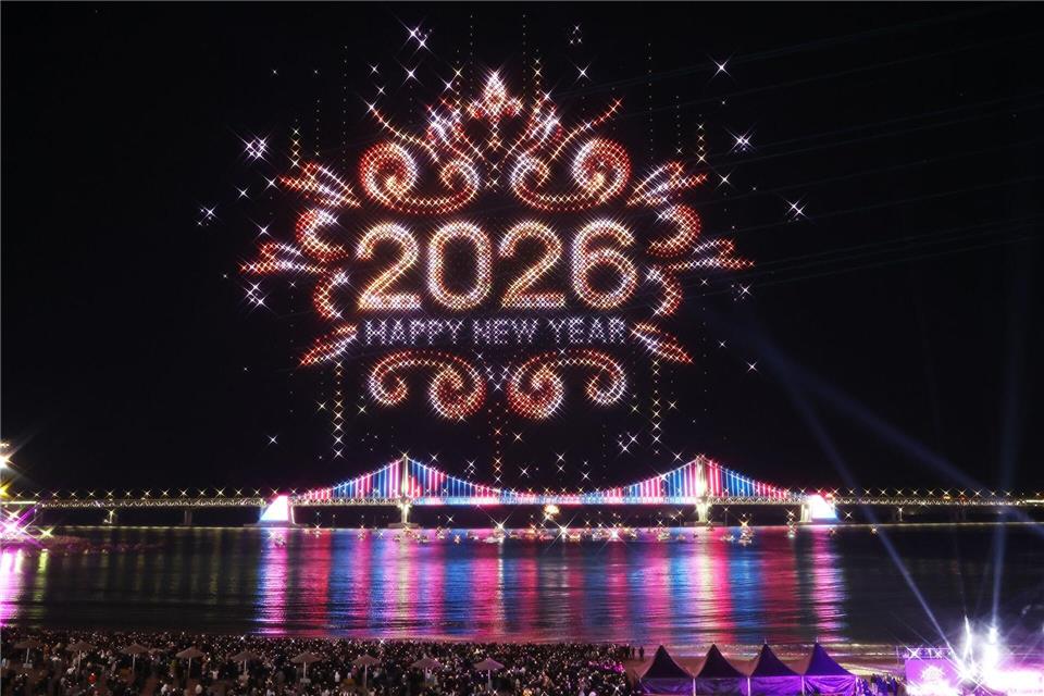 Funkelnde Drohnenkunst: Busan begrüßt 2026 mit spektakulärer Lichtershow am Himmel.Kang Sun-bae/Yonhap/AP/dpa