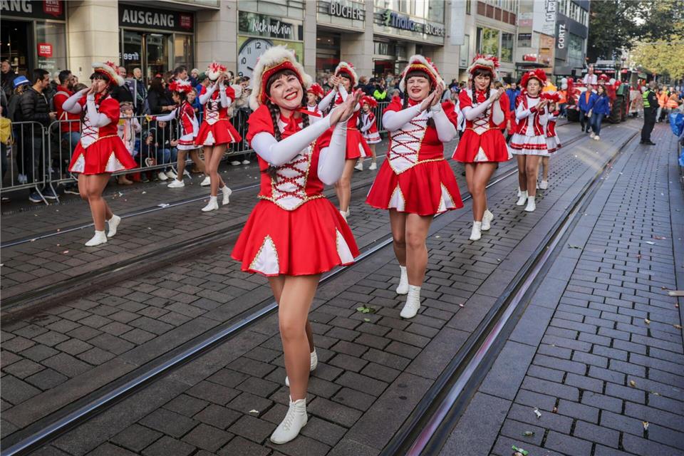 Funkenmariechen laufen beim Freimarktsumzug in Bremen durch die Stadt.Focke Strangmann/dpa