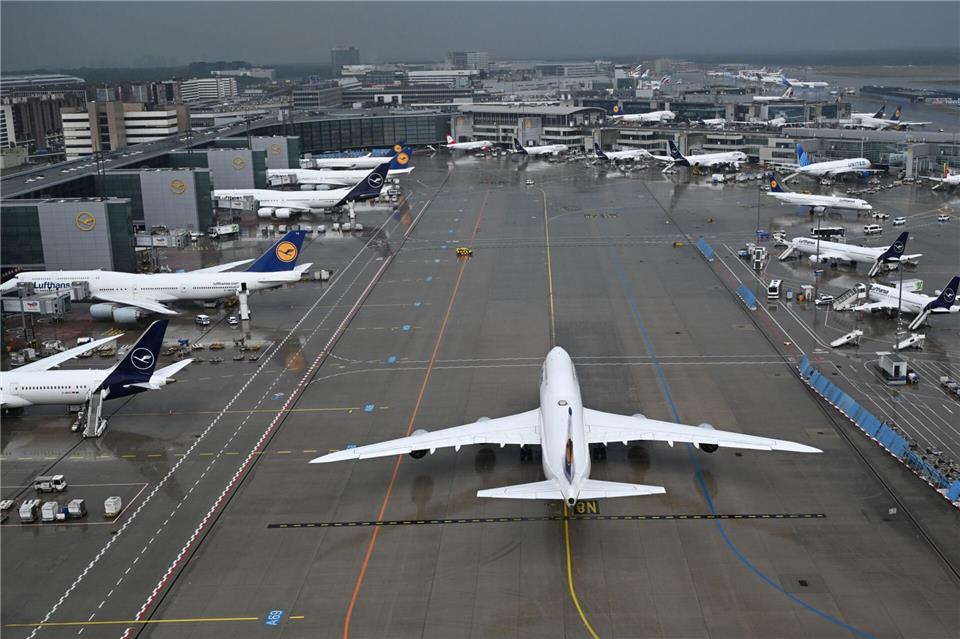 Funktioniert die Flugsicherung nicht, müssen die Flugzeuge am Boden bleiben.Arne Dedert/dpa