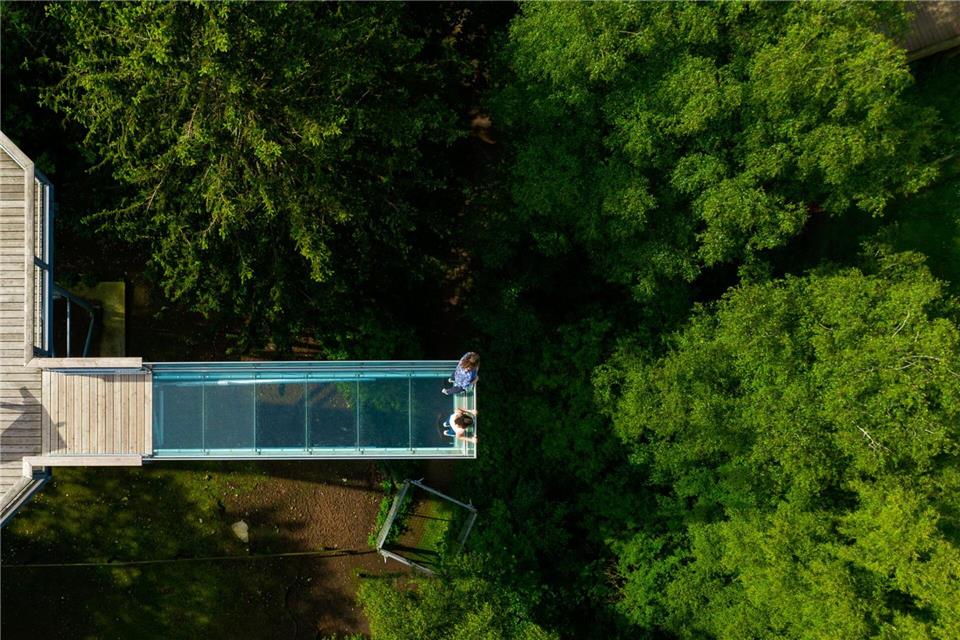 Furchtlos über den gläsernen Skywalk? Ängsten begegnet man am besten Schritt für Schritt und mit Unterstützung.picture alliance/dpa