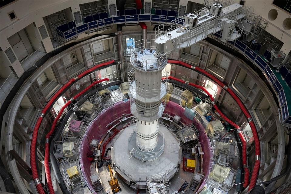Fusionsreaktoren benötigen für den Betrieb Elektrobatterien. (Symbolbild)Daniel Cole/AP/dpa