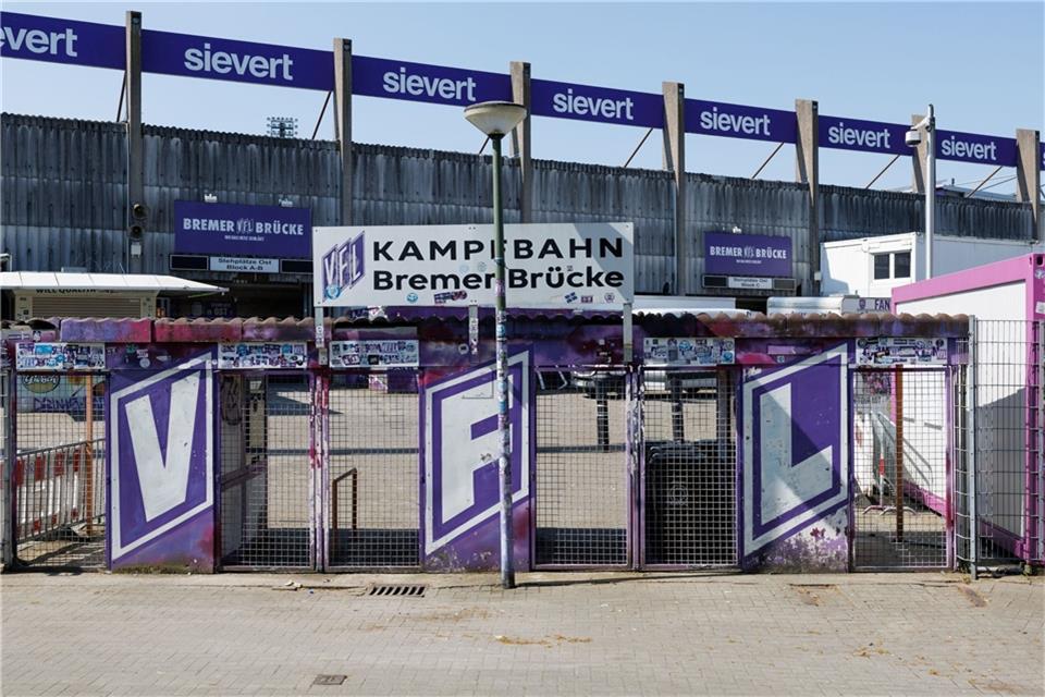 Fußball: 2. Bundesliga, VfL Osnabrück. Blick auf einen geschlossenen Eingang zum Stadion (Kampfbahn) an der Bremer Brücke.