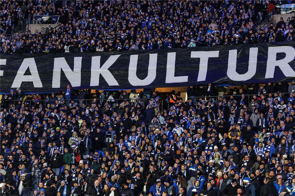 Fußball-Anhänger wie hier in Berlin fürchten um den Erhalt ihrer Fankultur.Andreas Gora/dpa