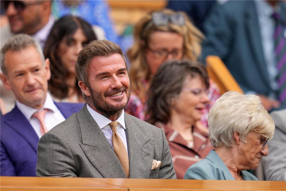 Fußball-Legende David Beckham schaute sich Titelverteidiger Jannik Sinner auf dem Centre Court an.Kin Cheung/AP/dpa